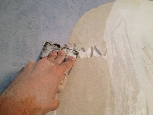 Comment bien décoller son papier peint sans abimer son mur